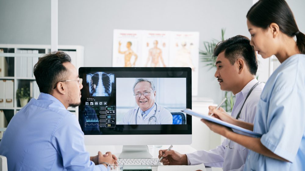 Medical staff in a video conference with a Doctor